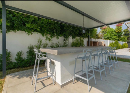 STUNNING LUXURY VILLA WITH VERSATILE LOWER FLOOR IN NUEVA ANDALUCÍA