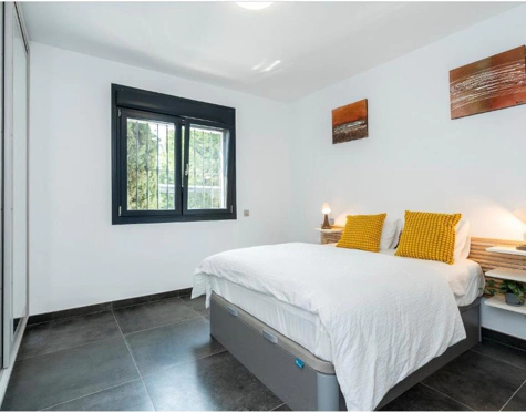 STUNNING LUXURY VILLA WITH VERSATILE LOWER FLOOR IN NUEVA ANDALUCÍA
