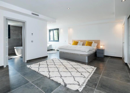 STUNNING LUXURY VILLA WITH VERSATILE LOWER FLOOR IN NUEVA ANDALUCÍA