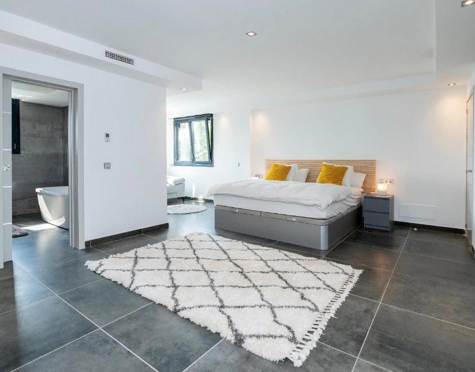 STUNNING LUXURY VILLA WITH VERSATILE LOWER FLOOR IN NUEVA ANDALUCÍA