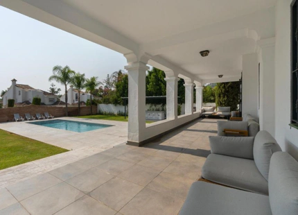 STUNNING LUXURY VILLA WITH VERSATILE LOWER FLOOR IN NUEVA ANDALUCÍA