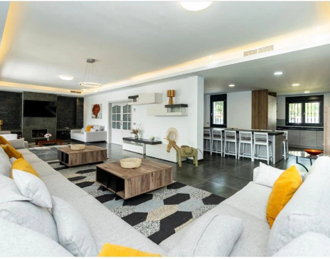 STUNNING LUXURY VILLA WITH VERSATILE LOWER FLOOR IN NUEVA ANDALUCÍA