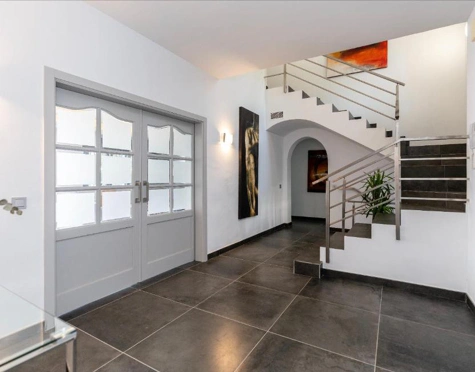 STUNNING LUXURY VILLA WITH VERSATILE LOWER FLOOR IN NUEVA ANDALUCÍA