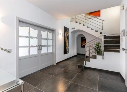 STUNNING LUXURY VILLA WITH VERSATILE LOWER FLOOR IN NUEVA ANDALUCÍA