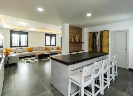 STUNNING LUXURY VILLA WITH VERSATILE LOWER FLOOR IN NUEVA ANDALUCÍA
