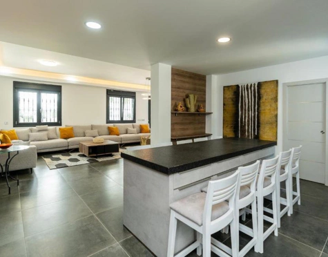 STUNNING LUXURY VILLA WITH VERSATILE LOWER FLOOR IN NUEVA ANDALUCÍA