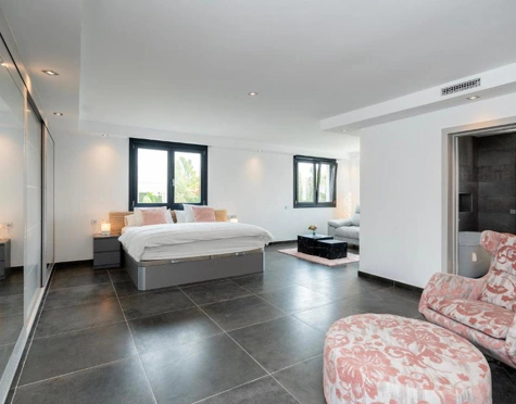 STUNNING LUXURY VILLA WITH VERSATILE LOWER FLOOR IN NUEVA ANDALUCÍA