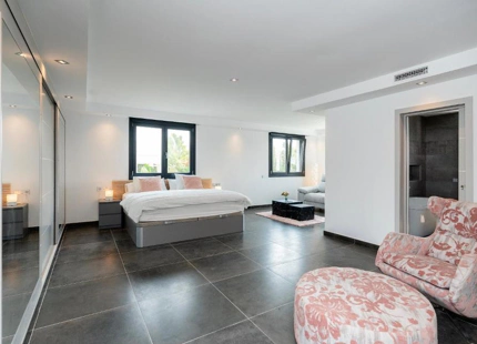 STUNNING LUXURY VILLA WITH VERSATILE LOWER FLOOR IN NUEVA ANDALUCÍA