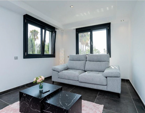STUNNING LUXURY VILLA WITH VERSATILE LOWER FLOOR IN NUEVA ANDALUCÍA