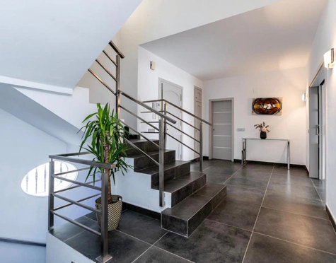 STUNNING LUXURY VILLA WITH VERSATILE LOWER FLOOR IN NUEVA ANDALUCÍA
