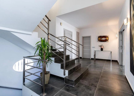 STUNNING LUXURY VILLA WITH VERSATILE LOWER FLOOR IN NUEVA ANDALUCÍA