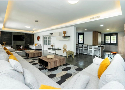STUNNING LUXURY VILLA WITH VERSATILE LOWER FLOOR IN NUEVA ANDALUCÍA