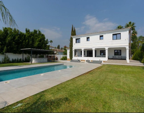 STUNNING LUXURY VILLA WITH VERSATILE LOWER FLOOR IN NUEVA ANDALUCÍA