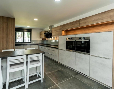 STUNNING LUXURY VILLA WITH VERSATILE LOWER FLOOR IN NUEVA ANDALUCÍA
