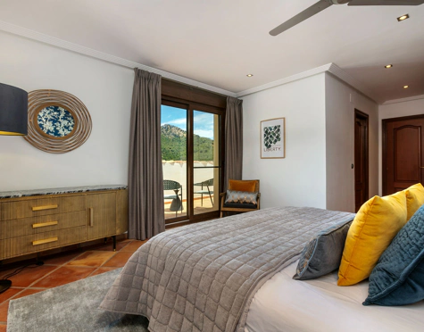 CHARMING LUXURY VILLA WITH INCREDIBLE PANORAMIC VIEWS IN BENAHAVÍS