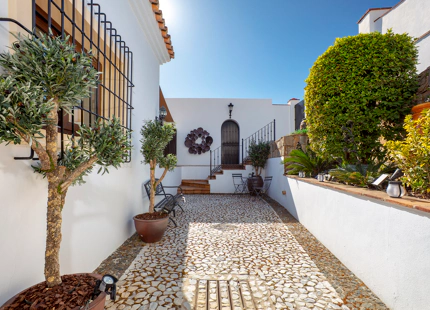 CHARMING LUXURY VILLA WITH INCREDIBLE PANORAMIC VIEWS IN BENAHAVÍS