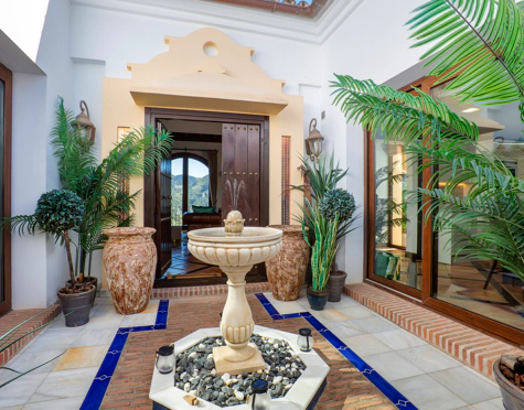 CHARMING LUXURY VILLA WITH INCREDIBLE PANORAMIC VIEWS IN BENAHAVÍS