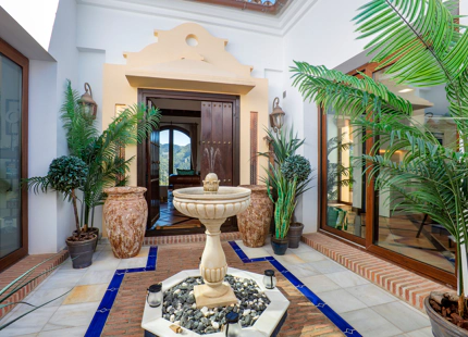 CHARMING LUXURY VILLA WITH INCREDIBLE PANORAMIC VIEWS IN BENAHAVÍS