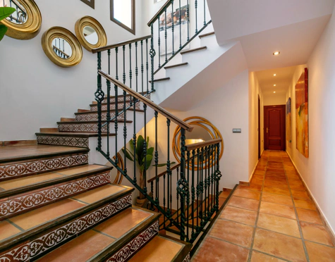CHARMING LUXURY VILLA WITH INCREDIBLE PANORAMIC VIEWS IN BENAHAVÍS