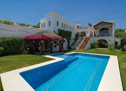 CHARMING LUXURY VILLA WITH INCREDIBLE PANORAMIC VIEWS IN BENAHAVÍS