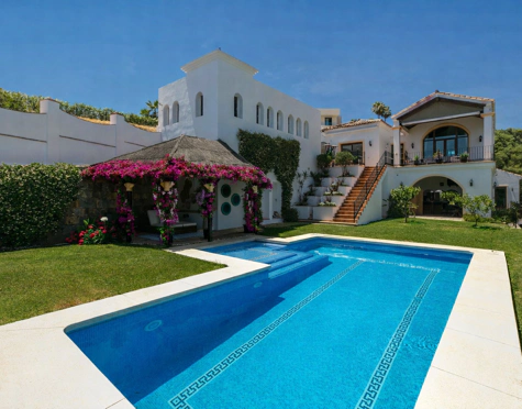 CHARMING LUXURY VILLA WITH INCREDIBLE PANORAMIC VIEWS IN BENAHAVÍS