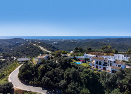 CHARMING LUXURY VILLA WITH INCREDIBLE PANORAMIC VIEWS IN BENAHAVÍS
