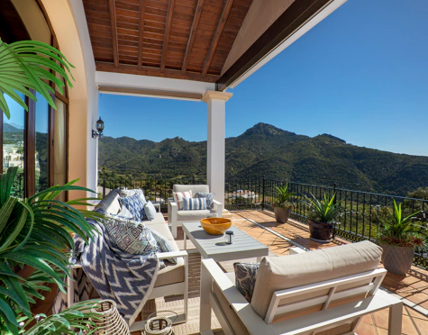 CHARMING LUXURY VILLA WITH INCREDIBLE PANORAMIC VIEWS IN BENAHAVÍS