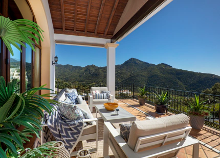 CHARMING LUXURY VILLA WITH INCREDIBLE PANORAMIC VIEWS IN BENAHAVÍS