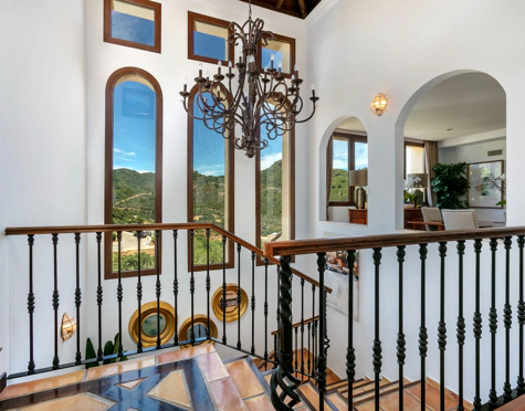 CHARMING LUXURY VILLA WITH INCREDIBLE PANORAMIC VIEWS IN BENAHAVÍS