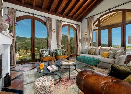 CHARMING LUXURY VILLA WITH INCREDIBLE PANORAMIC VIEWS IN BENAHAVÍS