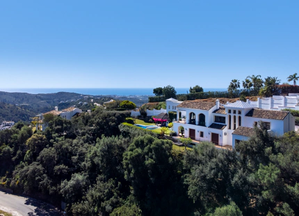 CHARMING LUXURY VILLA WITH INCREDIBLE PANORAMIC VIEWS IN BENAHAVÍS