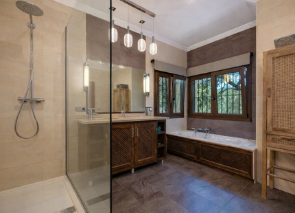 CHARMING LUXURY VILLA WITH INCREDIBLE PANORAMIC VIEWS IN BENAHAVÍS