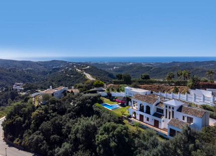 CHARMING LUXURY VILLA WITH INCREDIBLE PANORAMIC VIEWS IN BENAHAVÍS