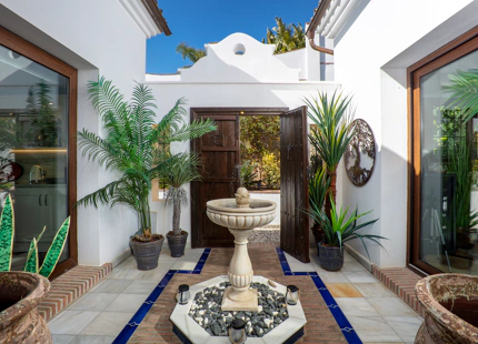 CHARMING LUXURY VILLA WITH INCREDIBLE PANORAMIC VIEWS IN BENAHAVÍS
