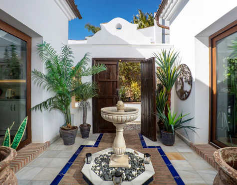 CHARMING LUXURY VILLA WITH INCREDIBLE PANORAMIC VIEWS IN BENAHAVÍS