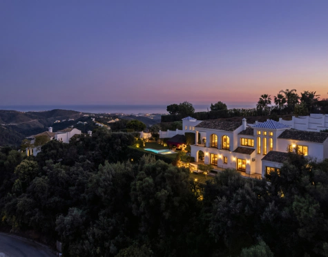 CHARMING LUXURY VILLA WITH INCREDIBLE PANORAMIC VIEWS IN BENAHAVÍS
