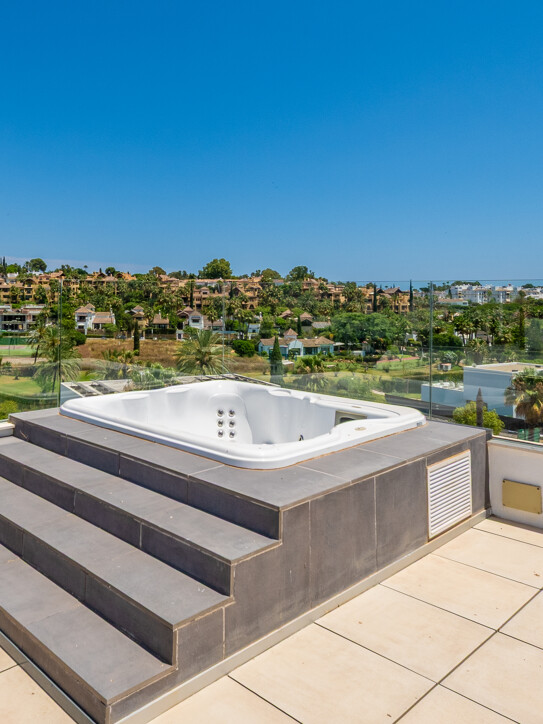 Villa in Estepona East