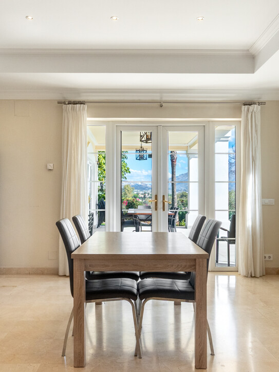 Villa in Nueva Atalaya, Estepona East