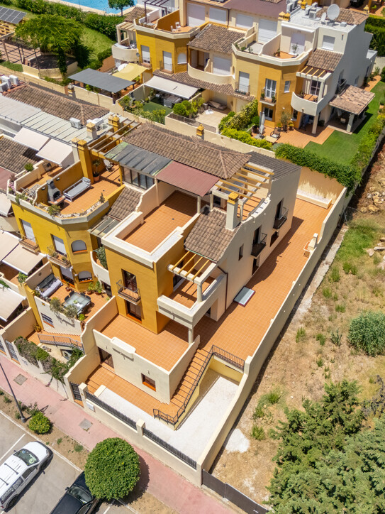Semi Detached townhouse in Marbella Golden Mile