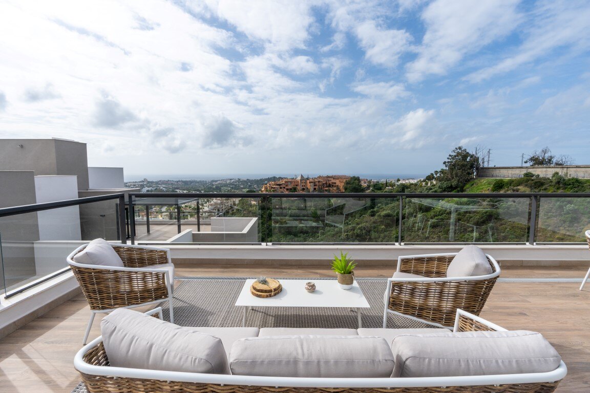 Marbella Lake, a modern development at the heart of Golf Valley in Nueva Andalucía.