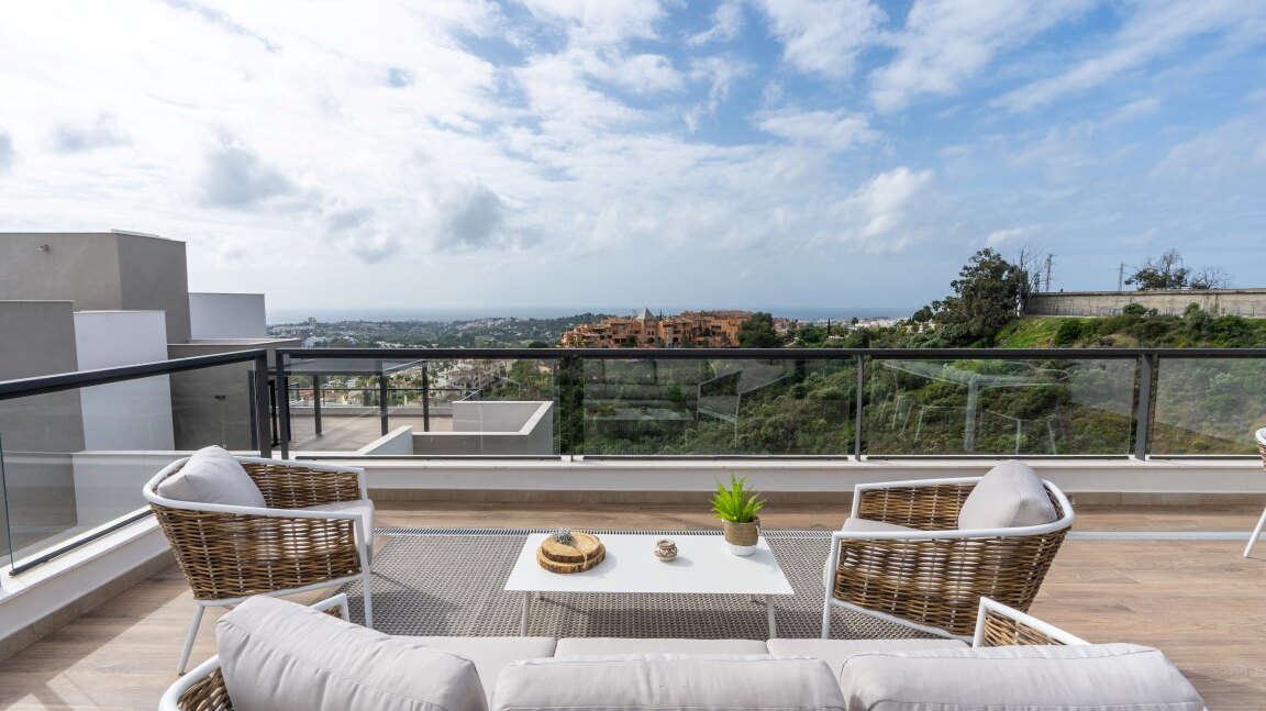 Marbella Lake, a modern development at the heart of Golf Valley in Nueva Andalucía.