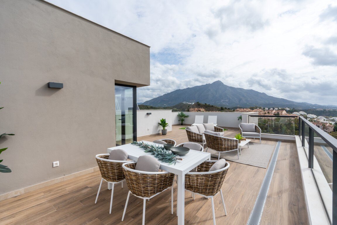 Marbella Lake, a modern development at the heart of Golf Valley in Nueva Andalucía.