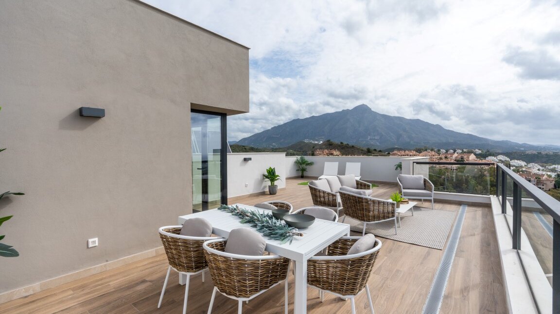 Marbella Lake, a modern development at the heart of Golf Valley in Nueva Andalucía.