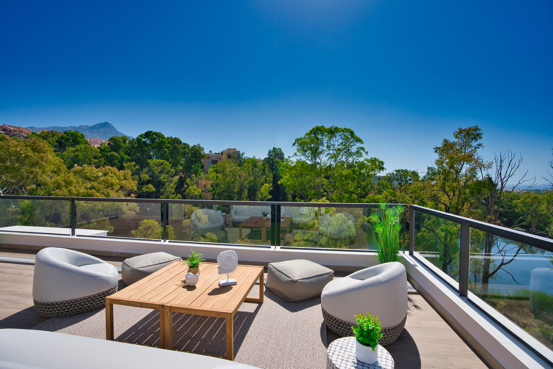 Marbella Lake, a modern development at the heart of Golf Valley in Nueva Andalucía.