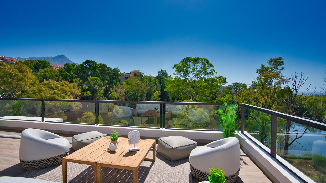 Marbella Lake, a modern development at the heart of Golf Valley in Nueva Andalucía.