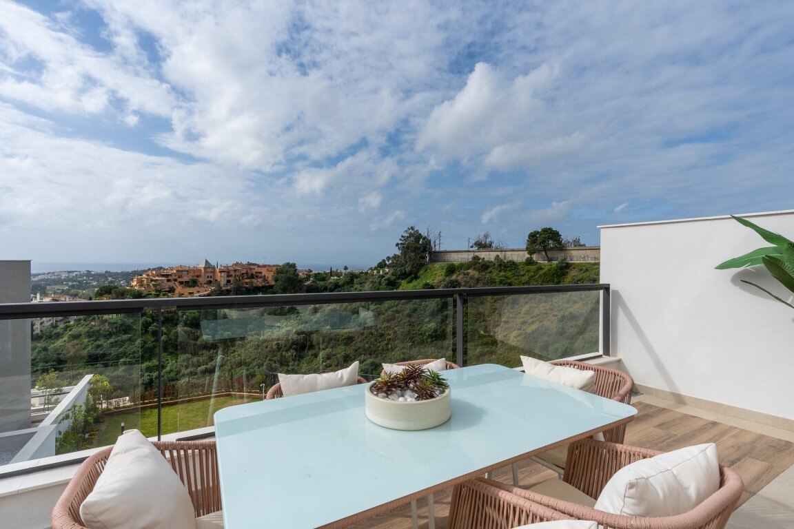 Marbella Lake, a modern development at the heart of Golf Valley in Nueva Andalucía.