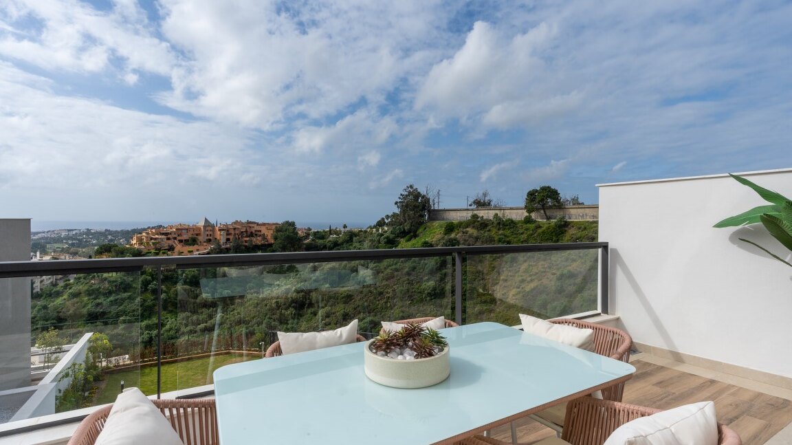 Marbella Lake, a modern development at the heart of Golf Valley in Nueva Andalucía.