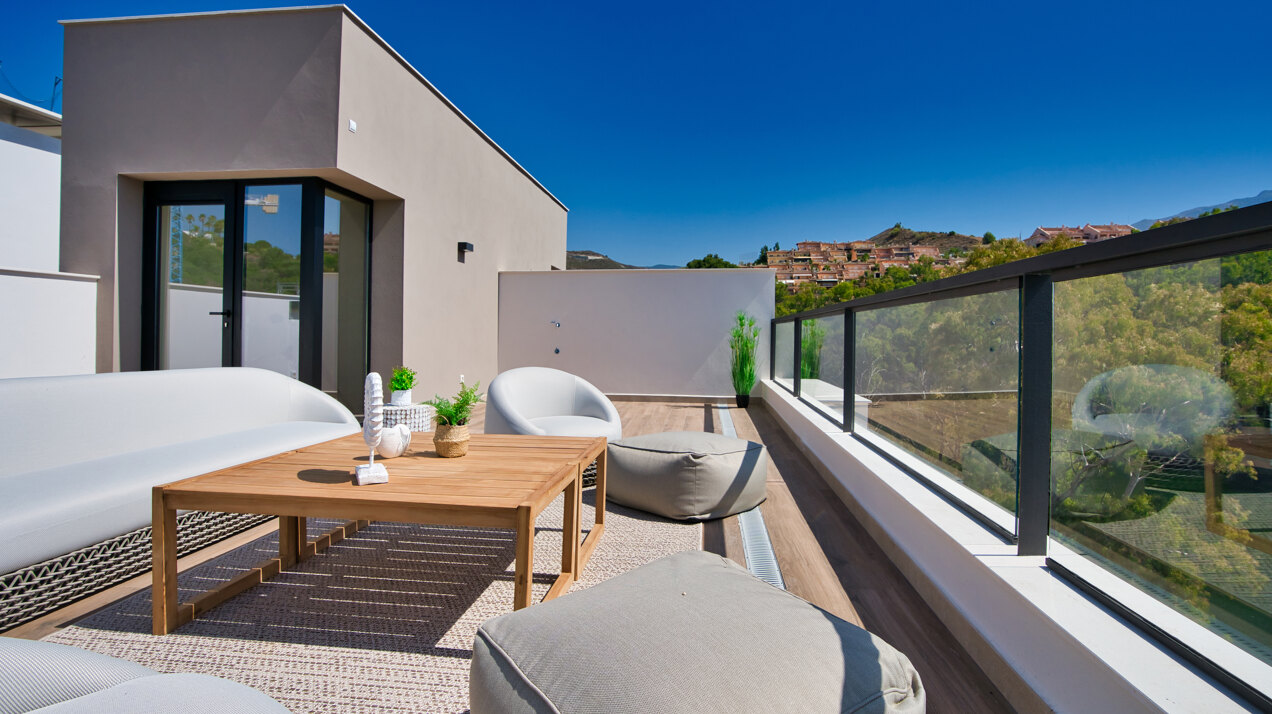 Marbella Lake, a modern development at the heart of Golf Valley in Nueva Andalucía.
