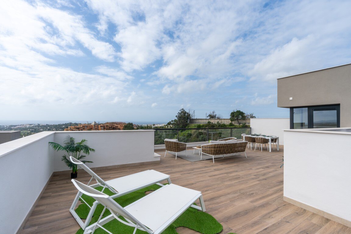 Marbella Lake, a modern development at the heart of Golf Valley in Nueva Andalucía.
