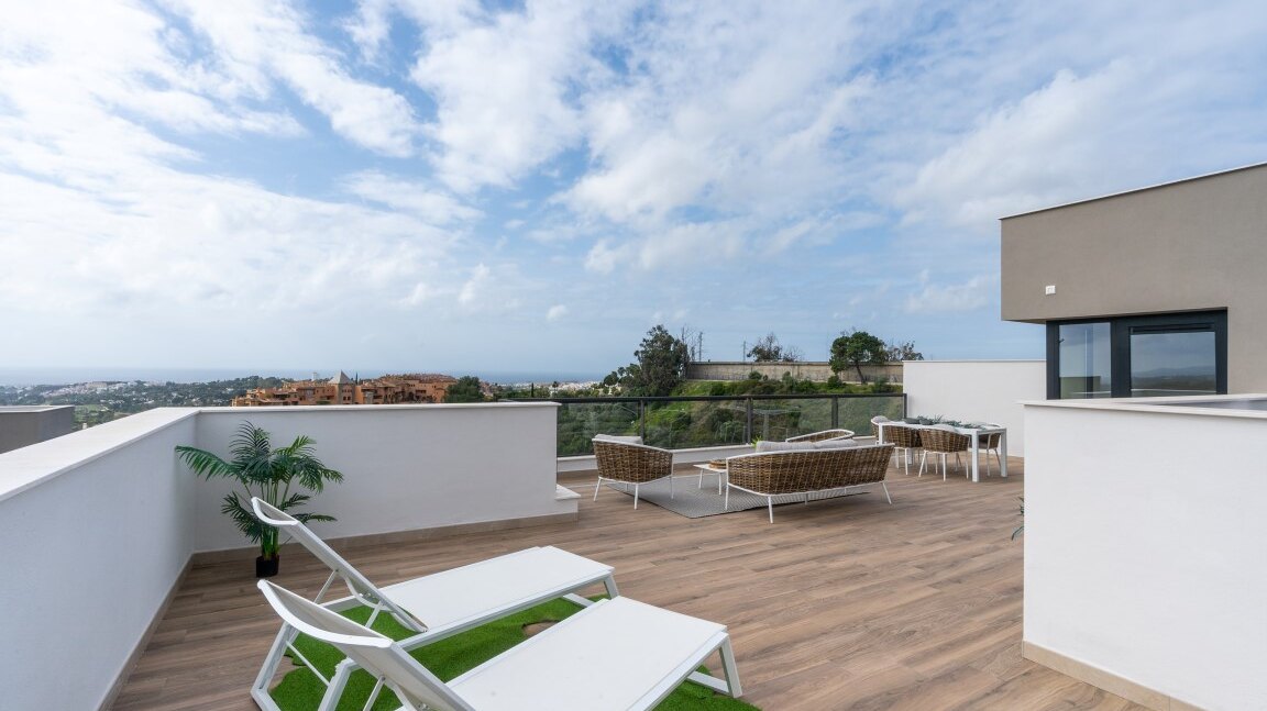 Marbella Lake, a modern development at the heart of Golf Valley in Nueva Andalucía.